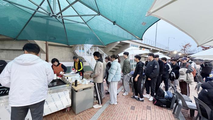 간식을 먹기 위해 줄을 서 있는 학생들 춘천 하면 멱거리다