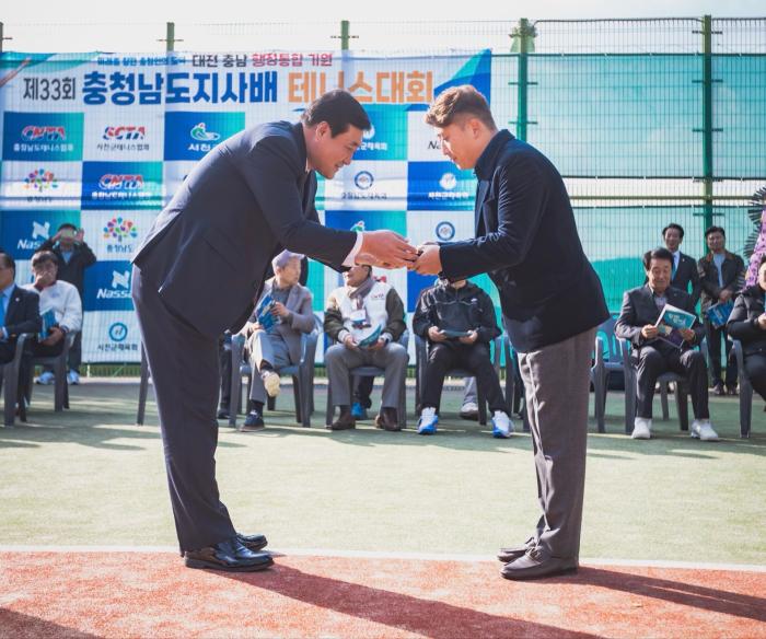 서천군 테니스발전에 대한 공로로 표창을 받았다