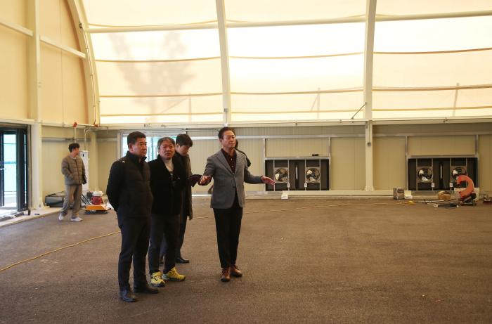 홍천종합운동장 코트에 2면의 실내코트가 만들어지고 있다 공사 현장을 둘러보고 있는 신영재 군수