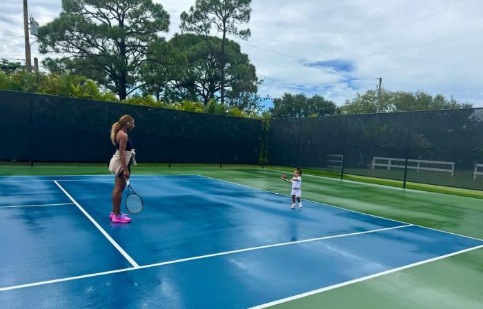 딸과 코트에서 놀고 있는 세레나