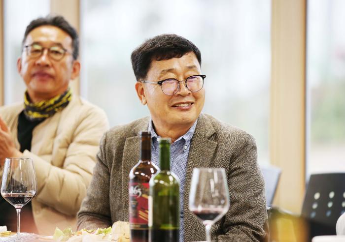 강릉챔피언스대회 최기순 대회장KTA부회장이 동계올림픽 시설물 테니스 코트 전환에 대해 설명하고 있다