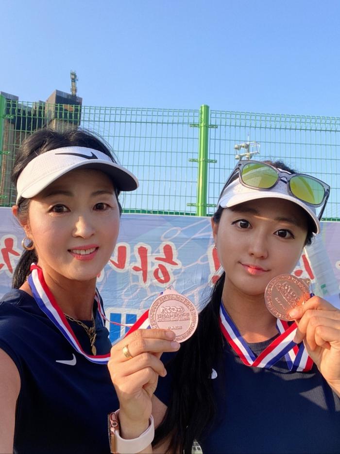 경기도 대회 구리시 대표로 본인은 50대 딸은 230대 대표포 출전해 메달을 목에 걸었다