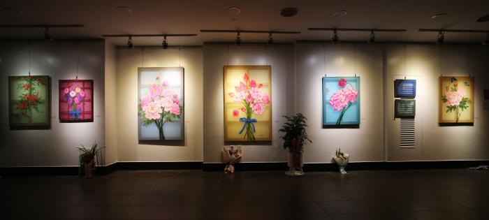 이번 전시회의 주제인 꽃은 한복을 만드는 천 위에 그려졌다