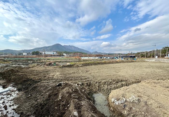 내년 소년체전에 활용할 코트 12면 공사가 시작됐다