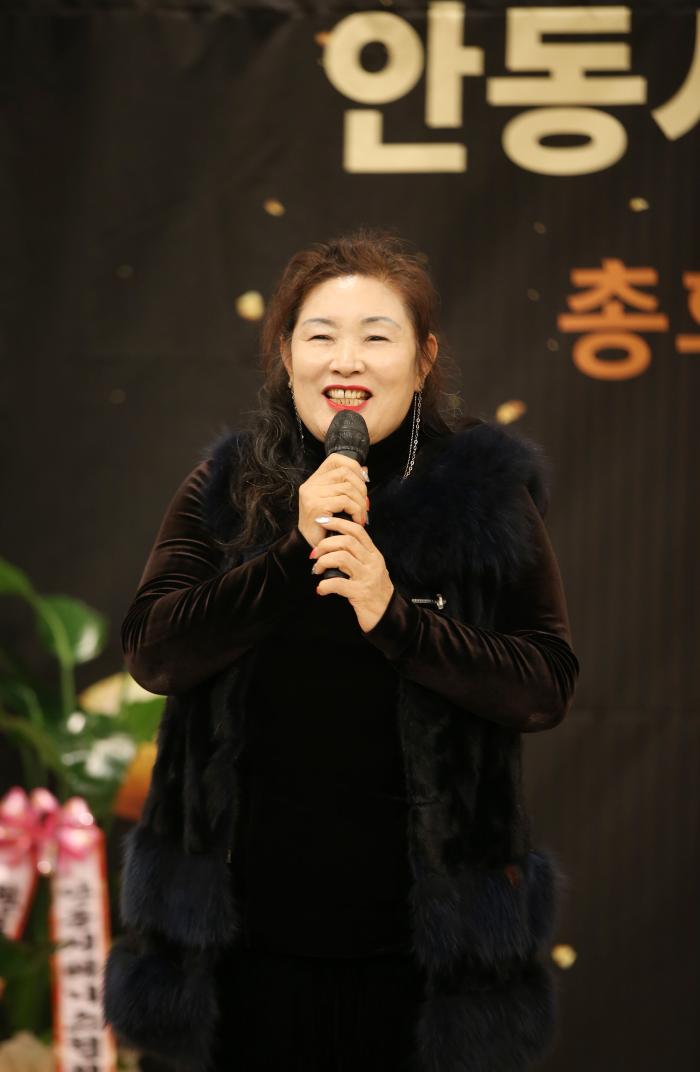 안동시테니스협회 손영자 회장이 인사말을 하고 있다