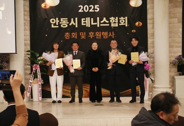 손영자 회장이 안동시협회에 도움을 준 분들께 감사패를 수여했다 좌로부터 정보영 정희균 김철웅 정일영