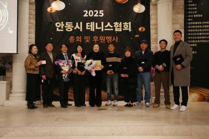 안동시의 지도자들이 손영자 회장께 감사패를 수여했다