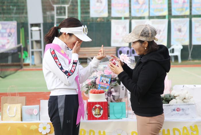 오숙희 회장이 김미진 회원에게 국화 승격 축하 반지를 끼워주고 있다
