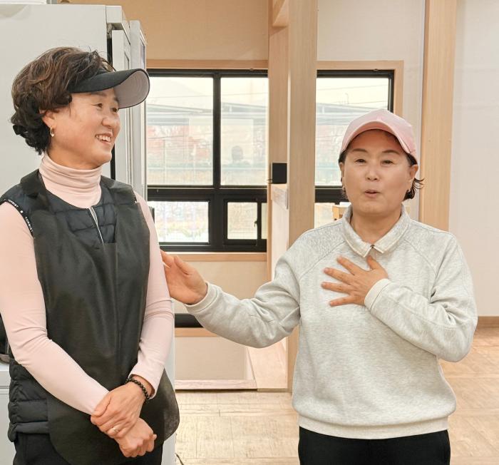 2026년 잔디를 이끌 김진숙 회장이 신임 임원진을 소개하고 있다 위 최정숙 부회장 아래 하미란 총무 김문자 경기이사