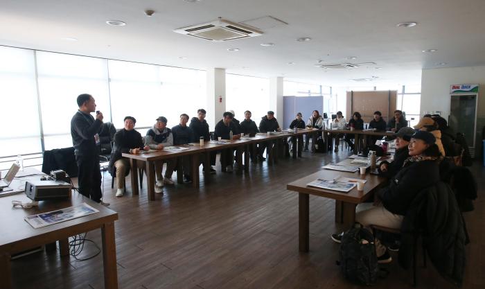 유민규 심판장이 강습생들에게 교육을 하고 있다