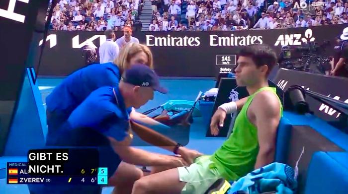 의료진에게 치료를 받고 있는 알카라스