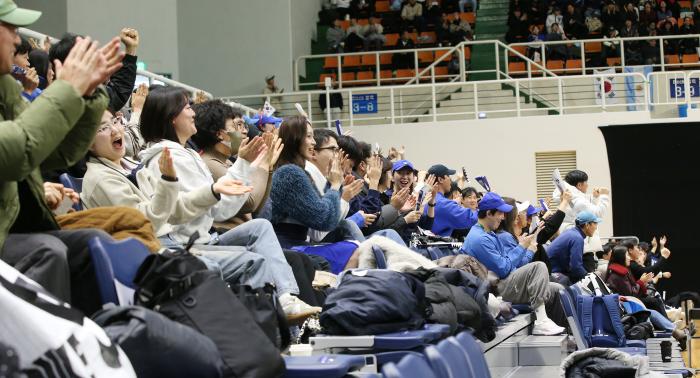 데이비스컵은 다른 대회보다 응원이 훨씬 자유롭다 때문에 응원전이 펼쳐지기도 한다 선수들은 팬들의 응원에 힘을 받는다