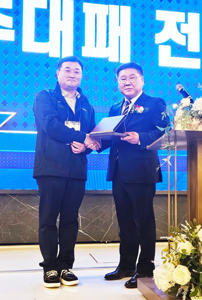 코스타 이규명 수석 부회장이 코스타 회원들의 염원을 담아 장평규 회장께 추대패를 전달하고 있다