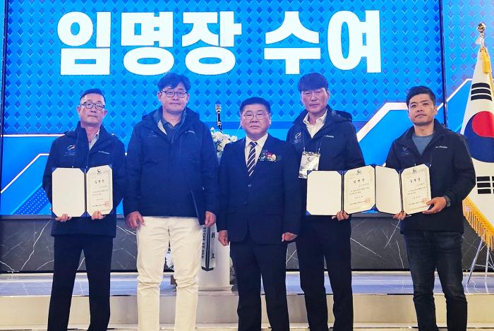 초대 장평규 회장이 수석 감독관들에게 임명장을 수여하고 있다