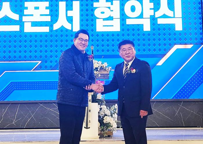 코스타와 택스아이의 타이틀 스폰서 협약에 따라 코스타 장평규 회장과 택스아이 김동현 대표가 인사를 나눴다인사가 있었다 