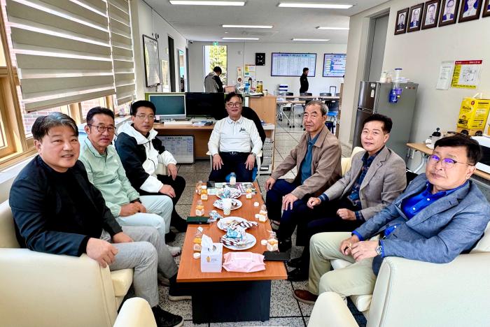 간담회에서 강릉의 테니스 발전을 위해 논의하고 있는 내외빈들