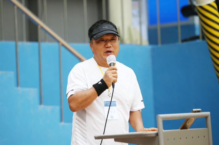 이영진 대회장이 개회식에서 대회사를 하고 있다