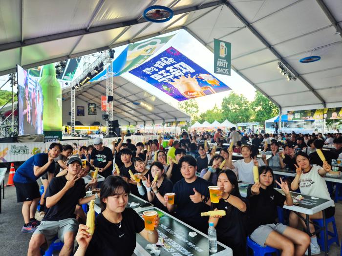 홍천강 별빛 맥주 축제에 참가한 연세의대 테니스부 학생들
