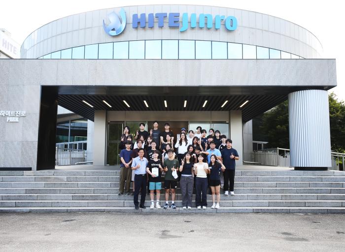 홍천군과 연세의대 테니스부의 가교 역할을 한 한광호 대표앞줄 좌와 학생들이 홍천 하이트맥주 공장을 찾았다