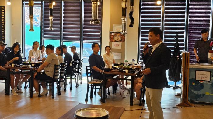홍천군 체육회 신은섭 회장이 학생들을 찾아 격려와 함께 식사를 했다