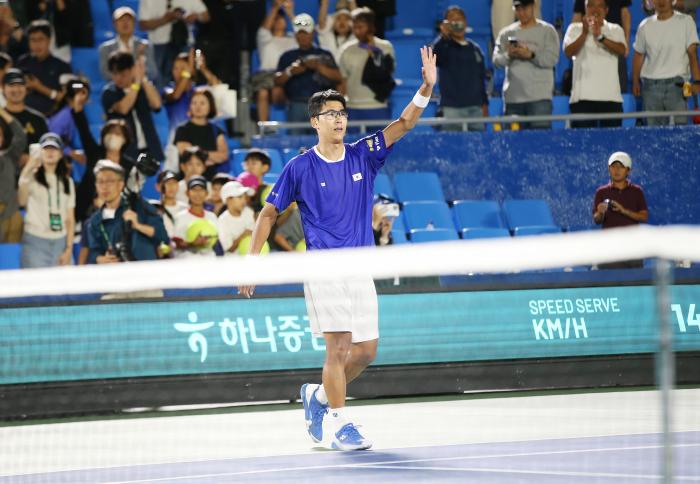 정현이 제2단식에서 승리한 후 관중들을 향해 손을들어 인사하고 있다