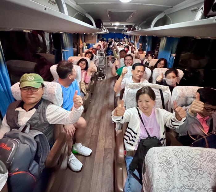 1차 투어단의 엄지 척